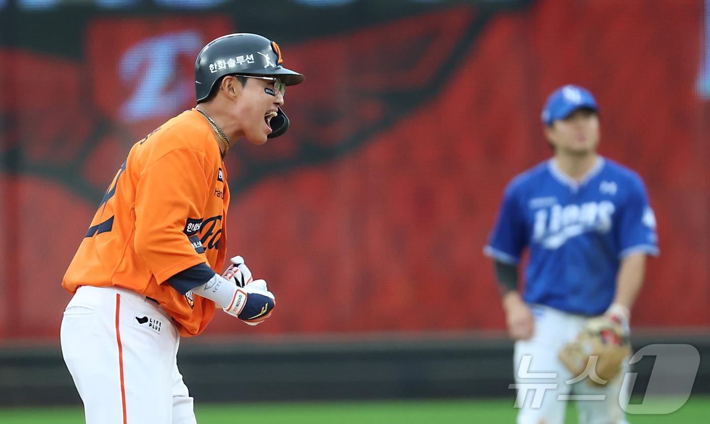 18일 대전 한화생명볼파크 열린 프로야구 2025 신한 SOL뱅크 KBO 플레이오프 1차전 삼성 라이온즈와 한화 이글스의 경기에서 6회말 한화 채은성이 2사 2,3루에서 역전 2루타를 치며 포효하고 있다. 2025.10.18/뉴스1 ⓒ News1 김기남 기자