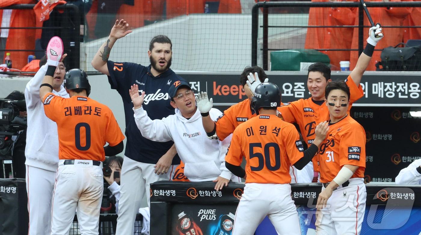 18일 대전 한화생명볼파크 열린 프로야구 2025 신한 SOL뱅크 KBO 플레이오프 1차전 삼성 라이온즈와 한화 이글스의 경기에서 6회말 한화 채은성이 2사 2,3루에서 역전, 더그아웃 폰세가 하이파이브를 하고 있다. 2025.10.18/뉴스1 ⓒ News1 김기남 기자