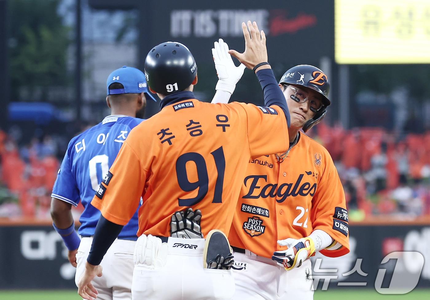 18일 대전 한화생명볼파크 열린 프로야구 2025 신한 SOL뱅크 KBO 플레이오프 1차전 삼성 라이온즈와 한화 이글스의 경기, 한화 채은성이 8회말 2사 1,3루 상황에서 1타점 적시타를 친 후 추승우 코치와 하이파이브를 하고 있다. 2025.10.18/뉴스1 ⓒ News1 김성진 기자