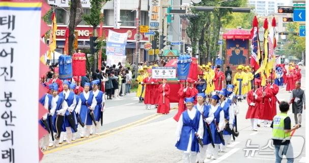 본문 이미지 - 태조 이성계의 어진&#40;왕의 초상화&#41; 봉안 의례가 18일 조선왕조 본향 전북 전주시에서 재현됐다.&#40;전주시 제공, 재판매 및 DB 금지&#41;/뉴스1