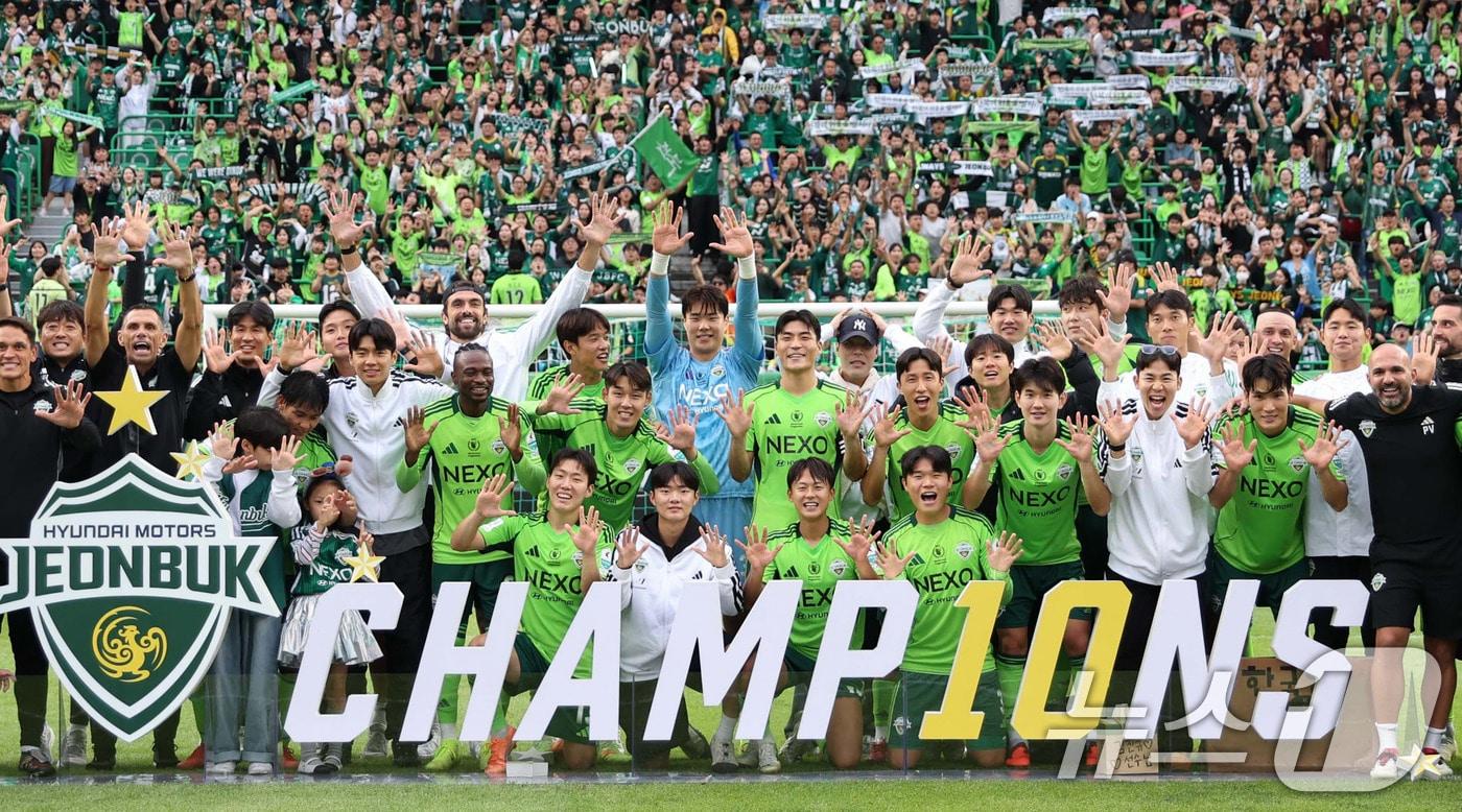 우승 후 기뻐하는 전북 선수단과 포옛 감독. &#40;한국프로축구연맹 제공. 재판매 및 DB 금지&#41; 2025.10.18/뉴스1