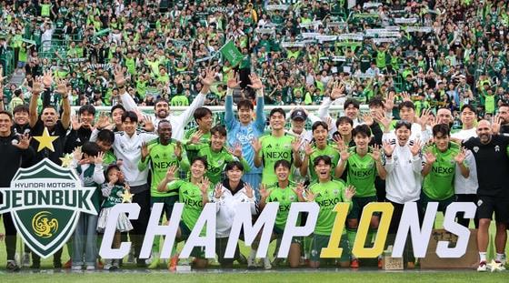 본문 이미지 - 18일 전북 전주월드컵경기장에서 열린 하나은행 K리그1 2025시즌 풀리그 최종 33라운드 경기에서 전북 현대가 수원FC를 2대 0으로 꺾고 통산 10번째 우승을 차지했다. 우승이 확정된 뒤 전북 선수들과 코칭스태프가 함께 기념촬영을 하고 있다. &#40;한국프로축구연맹 제공. 재판매 및 DB 금지&#41; 2025.10.18/뉴스1