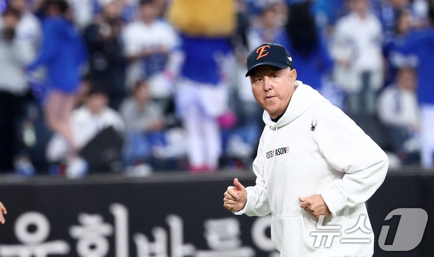 18일 대전 한화생명볼파크 열린 프로야구 2025 신한 SOL뱅크 KBO 플레이오프 1차전 삼성 라이온즈와 한화 이글스의 경기, 한화 김경문 감독이 9회초 무사 상황에서 마운드에 올라 선수들을 격려한 후 더그아웃으로 향하고 있다. 2025.10.18/뉴스1 ⓒ News1 김성진 기자