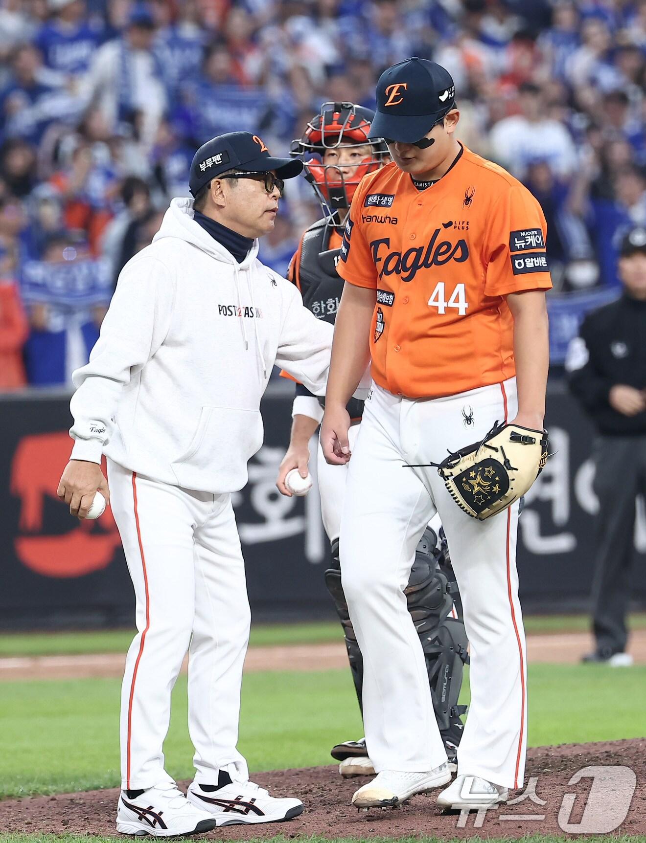 본문 이미지 - 18일 대전 한화생명볼파크 열린 프로야구 2025 신한 SOL뱅크 KBO 플레이오프 1차전 삼성 라이온즈와 한화 이글스의 경기, 한화 마무리 김서현이 9회초 1사 2루 삼성 이성규에게 1타점 적시타를 허용한 후 강판 당하고 있다. 2025.10.18/뉴스1 ⓒ News1 김성진 기자