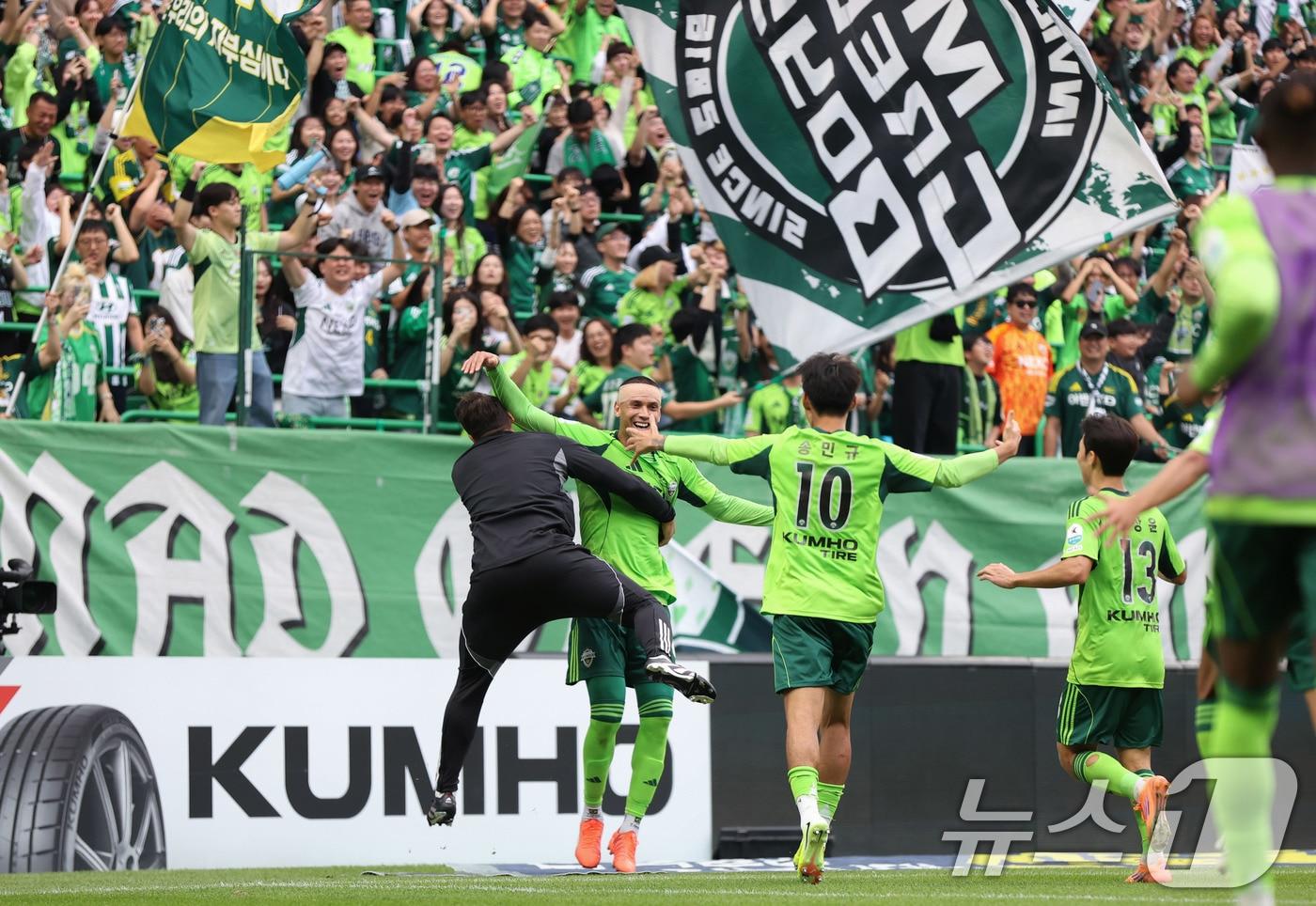 18일 전북 전주월드컵경기장에서 열린 하나은행 K리그1 2025시즌 풀리그 최종 33라운드 경기에서 전북 현대가 수원FC를 2대 0으로 꺾고 통산 10번째 우승을 차지했다. 우승이 확정된 뒤 전북 선수들과 코칭스태프가 환호하고 있다. &#40;한국프로축구연맹 제공. 재판매 및 DB 금지&#41; 2025.10.18/뉴스1