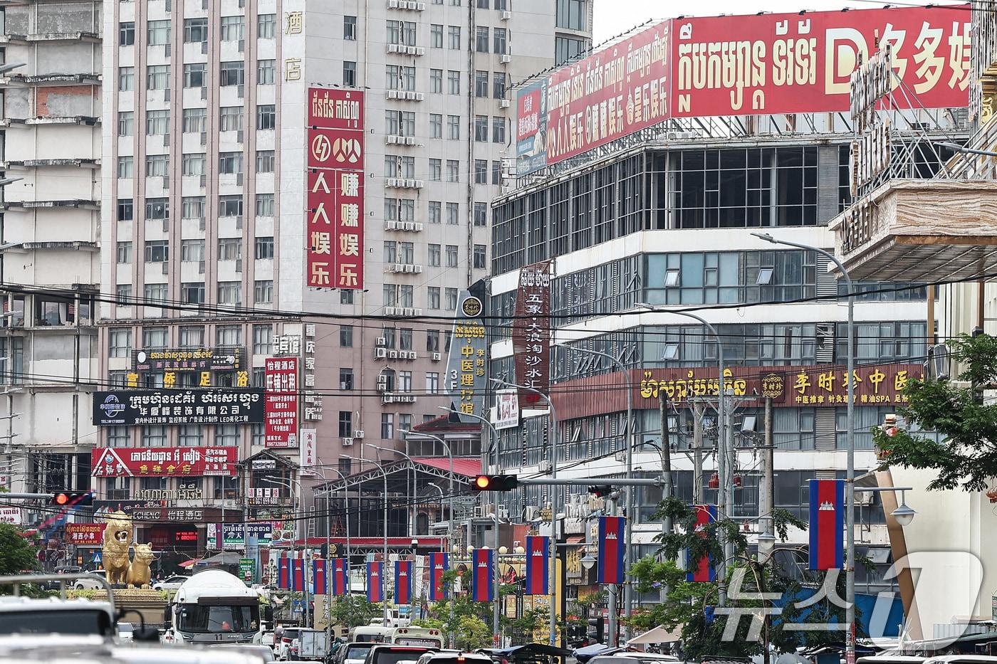 18일(현지시간) 캄보디아 시아누크빌 한 거리 상가에 중국어 간판들이 붙어 있다. 2025.10.18/뉴스1 ⓒ News1 김도우 기자