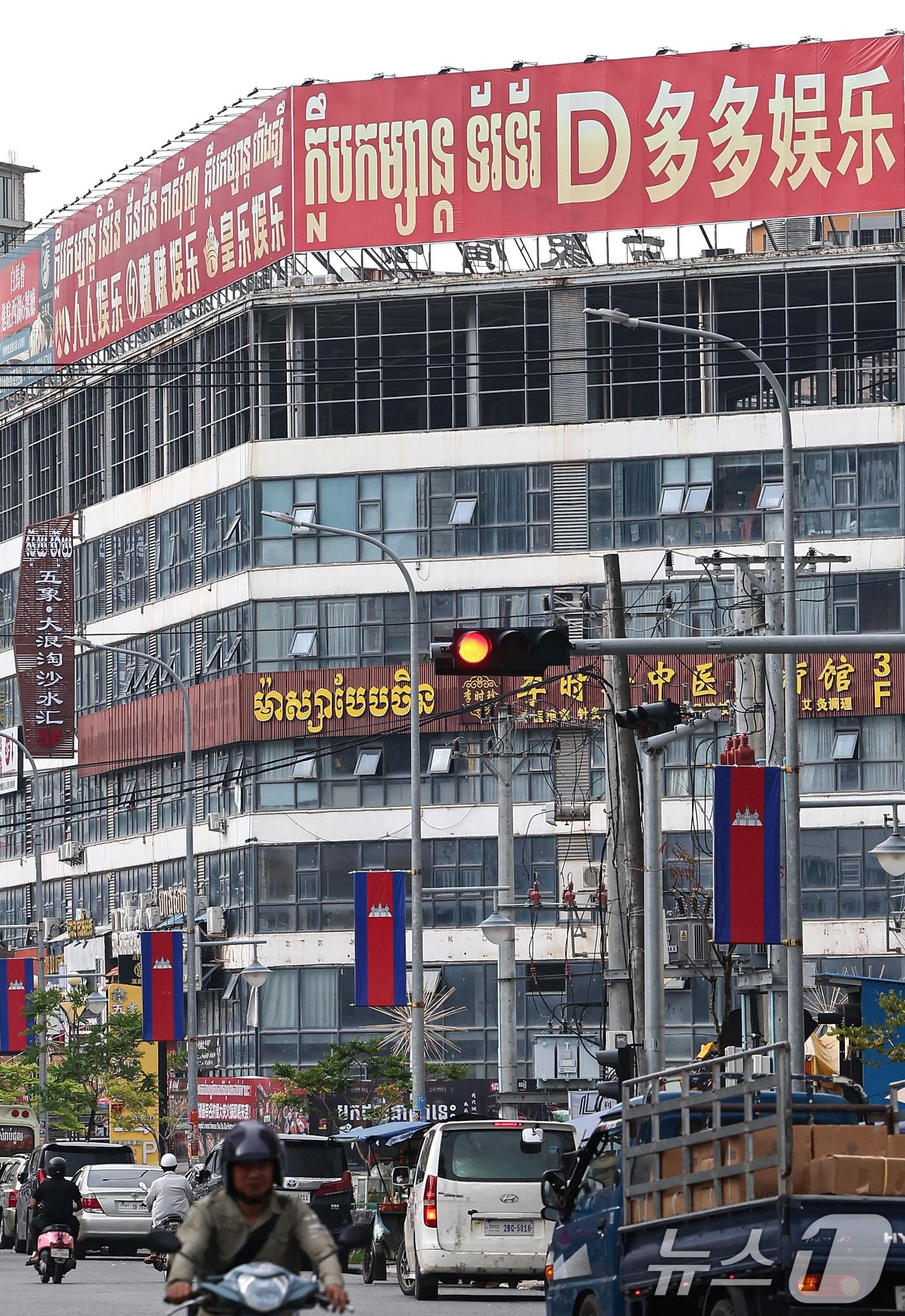 본문 이미지 - 18일&#40;현지시간&#41; 캄보디아 시아누크빌 한 거리 상가에 중국어 간판들이 붙어 있다. 2025.10.18/뉴스1 ⓒ News1 김도우 기자