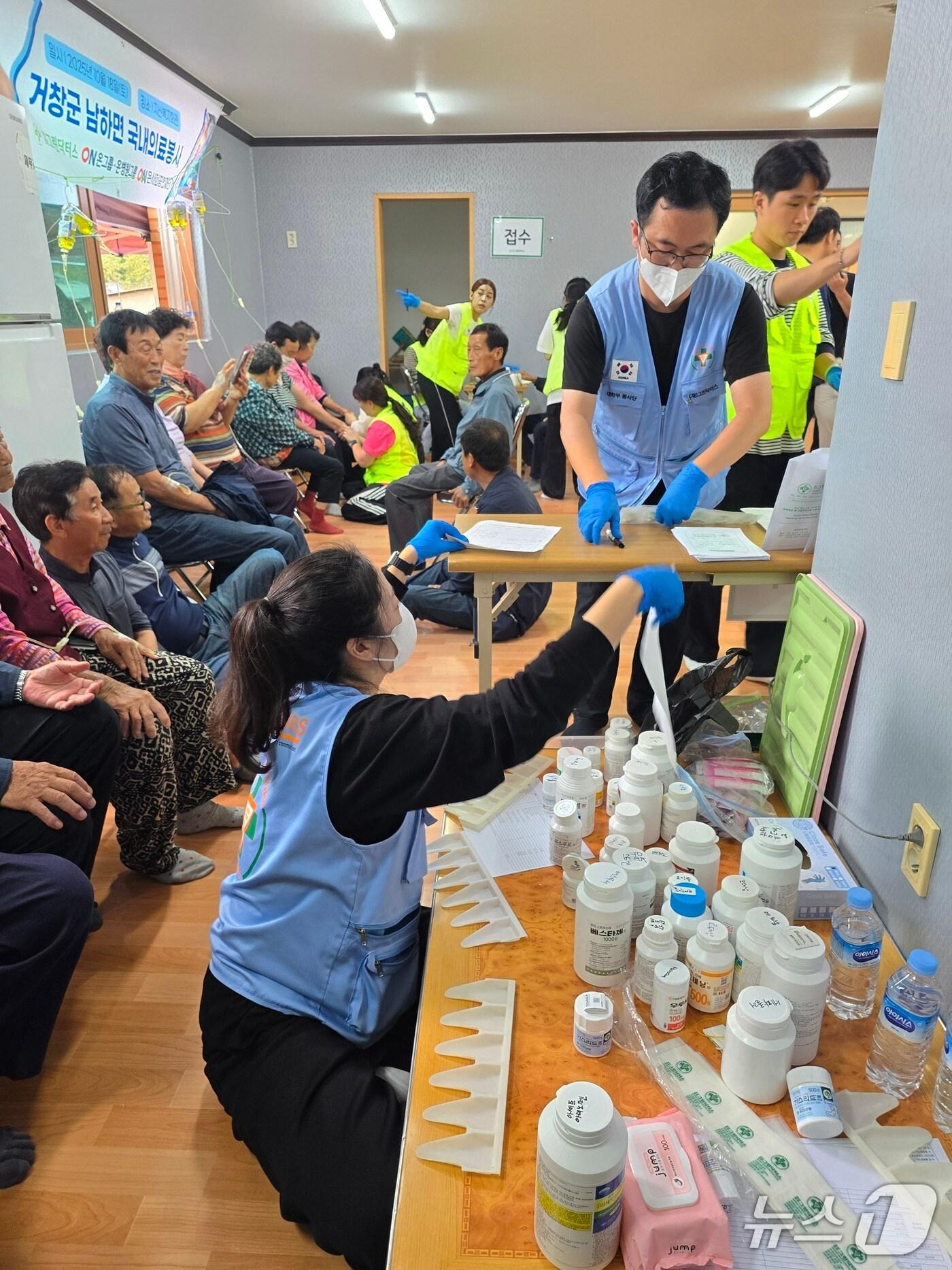 본문 이미지 - 온병원과 그린닥터스가 경남 거창 지산복지회관을 찾아 지역 어르신들에게 의료 봉사 활동을 펼치고 있다.(그린닥터스 제공. 재판매 및 DB금지)