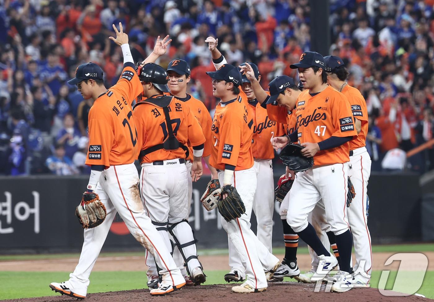 한화 선수들이 18일 대전 한화생명볼파크 열린 프로야구 2025 신한 SOL뱅크 KBO 플레이오프 1차전 삼성 라이온즈와 한화 이글스의 경기에서 9-8 승리를 거둔 후 세리머니를 하고 있다. 2025.10.18/뉴스1 ⓒ News1 김성진 기자