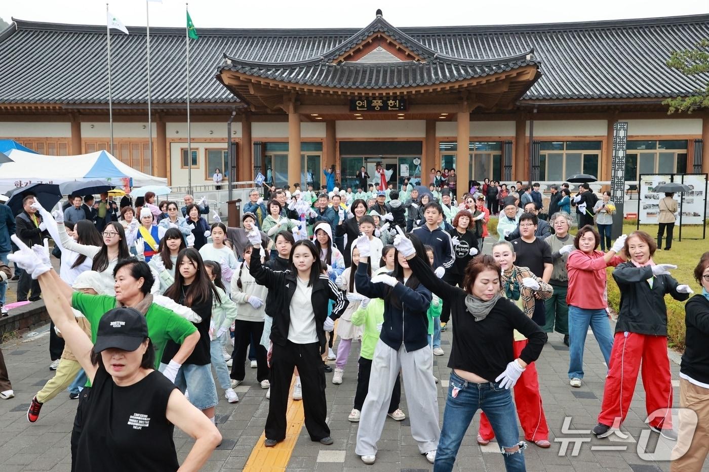18일 개막한 충북 괴산 연풍조령축제에서 주민 등이 플래시몹을 선보이고 있다.(괴산군 제공, 재판매 및 DB금지)/뉴스1
