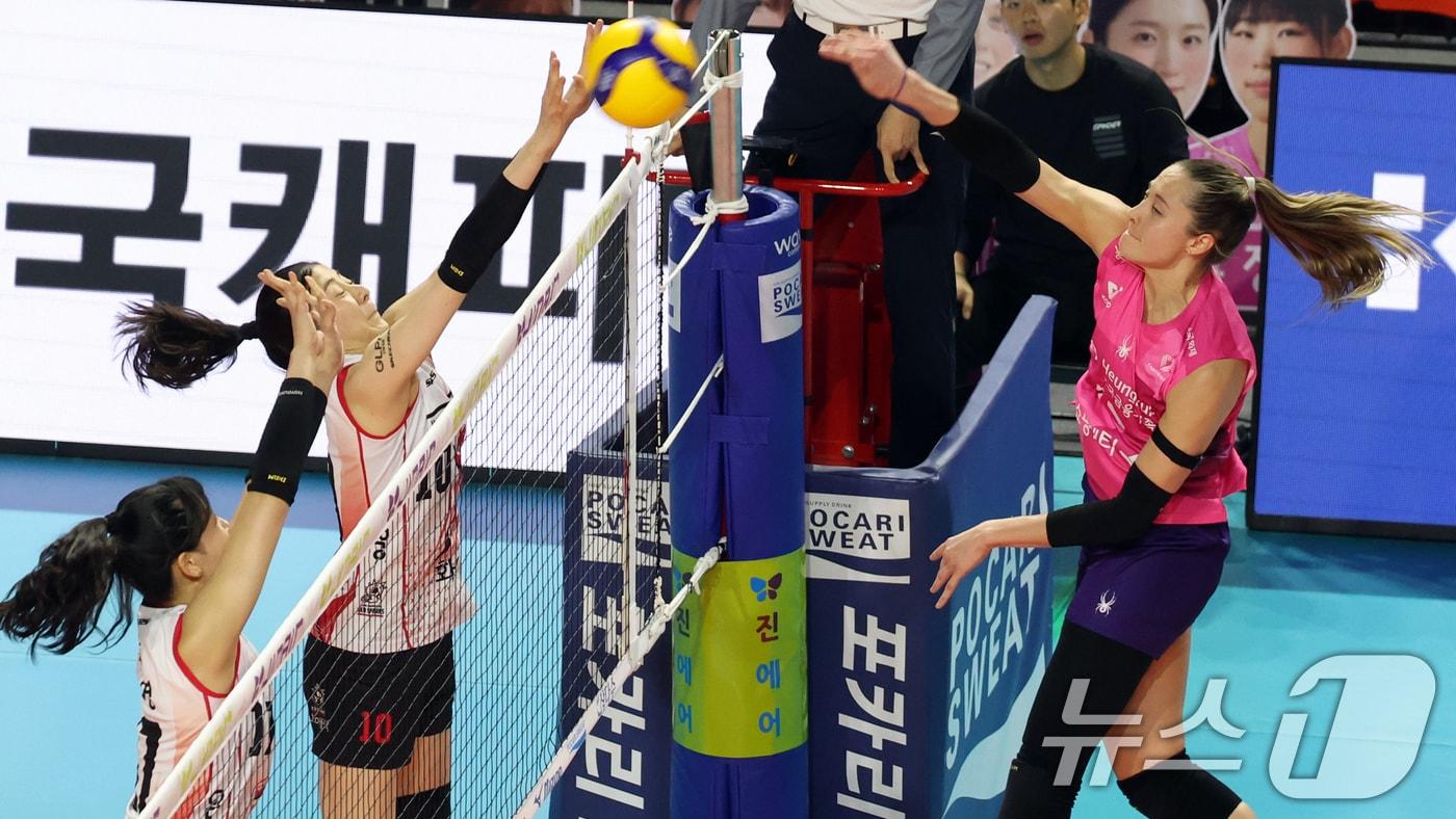 18일 인천 부평구 삼산월드체육관에서 열린 프로배구 진에어 2025-2026 V리그 여자부 흥국생명과 정관장의 개막 경기에서 흥국생명 레베카가 공격을 하고 있다. 2025.10.18/뉴스1 ⓒ News1 김명섭 기자