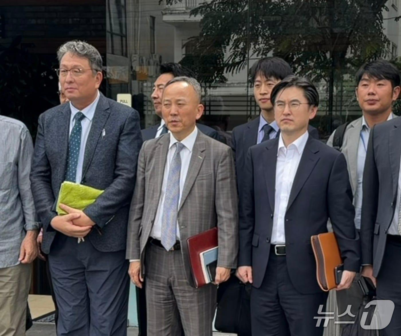 본문 이미지 - 18일&#40;현지시간&#41; 캄보디아 시아누크빌의 한식당에서 교민 오찬 간담회를 마치고 기념촬영 중인 박일 전 레바논대사&#40;캄보디아 취업사기·감금 피해 대응태스크포스 팀장, 가운데&#41; 2025.10.18/뉴스1 김종훈 기자