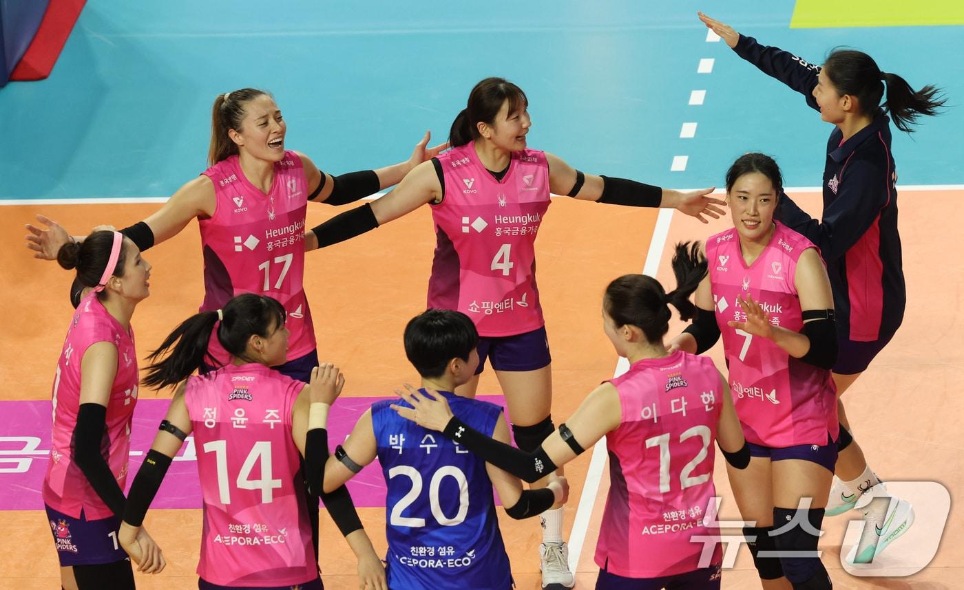 18일 인천 부평구 삼산월드체육관에서 열린 프로배구 진에어 2025-2026 V리그 여자부 흥국생명과 정관장의 개막 경기에서 승리한 흥국생명 선수들이 기뻐하고 있다. 2025.10.18/뉴스1 ⓒ News1 김명섭 기자