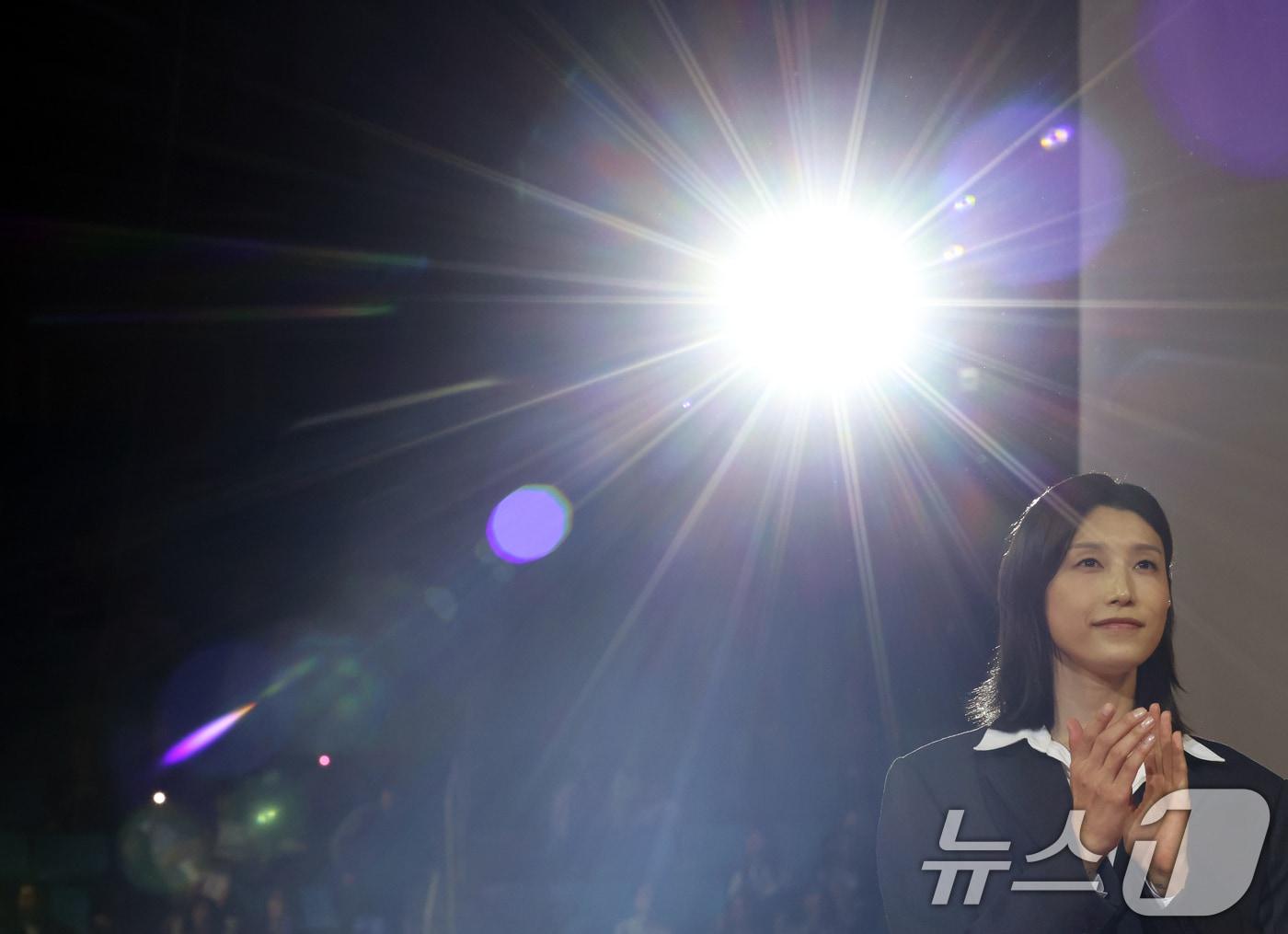 본문 이미지 - 김연경이 18일 인천 부평구 삼산월드체육관에서 열린 프로배구 진에어 2025-2026 V리그 여자부 흥국생명과 정관장의 개막 경기 후 열린 은퇴식에서 팬들과 인사를 하고 있다. 2025.10.18/뉴스1 ⓒ News1 김명섭 기자