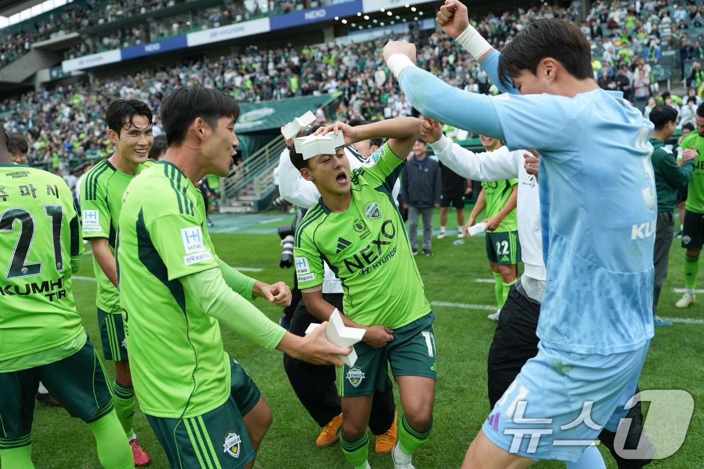 우승 확정 후 기뻐하는 전북 선수들&#40;&#40;전북현대 제공. 재판매 및 DB 금지&#41; 2025.10.18/뉴스1