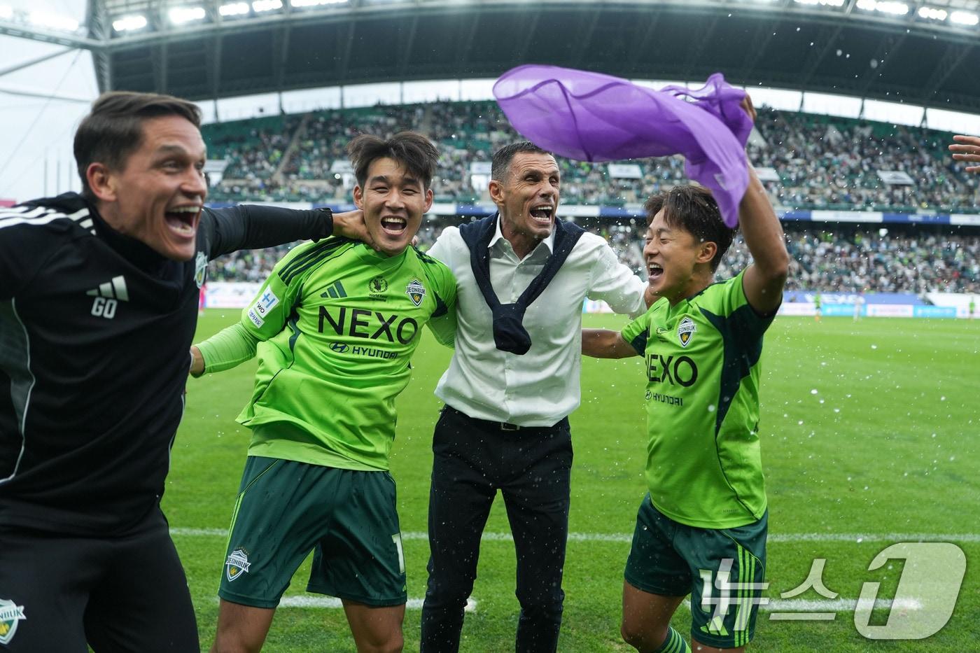 포옛 감독&#40;오른쪽&#41;과 이승우. &#40;전북현대 제공. 재판매 및 DB 금지&#41; 2025.10.18/뉴스1