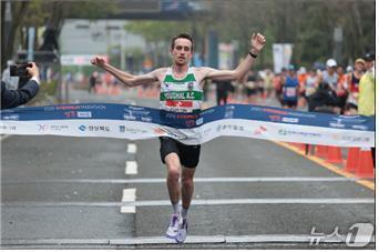 본문 이미지 - 경주 국제 마라톤대회에서 우승한 퍼갈 커틴(아일랜드). (대한육상연맹 제공)