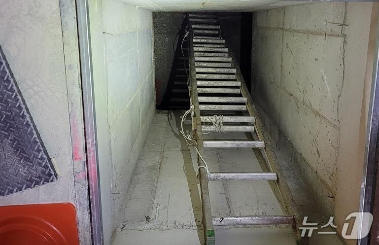 본문 이미지 - 18일 오후 3시 25분쯤 부산 해운대구 재송동 대심도 지하터널 공사현장에서 전기 점검 작압을 하던 40대 A 씨가 5.4m 아래로 추락했다. 사진은 사고 현장모습(해운대경찰서 제공. 재판매 및 DB금지)