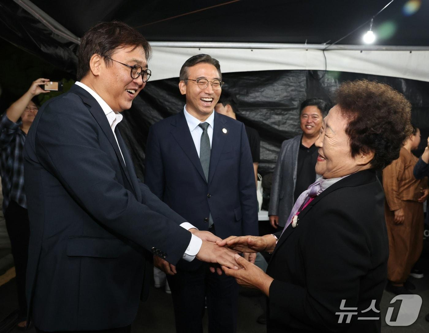 본문 이미지 - 최휘영 문체부 장관과 4·3 생존자 87세 고완순 할머니