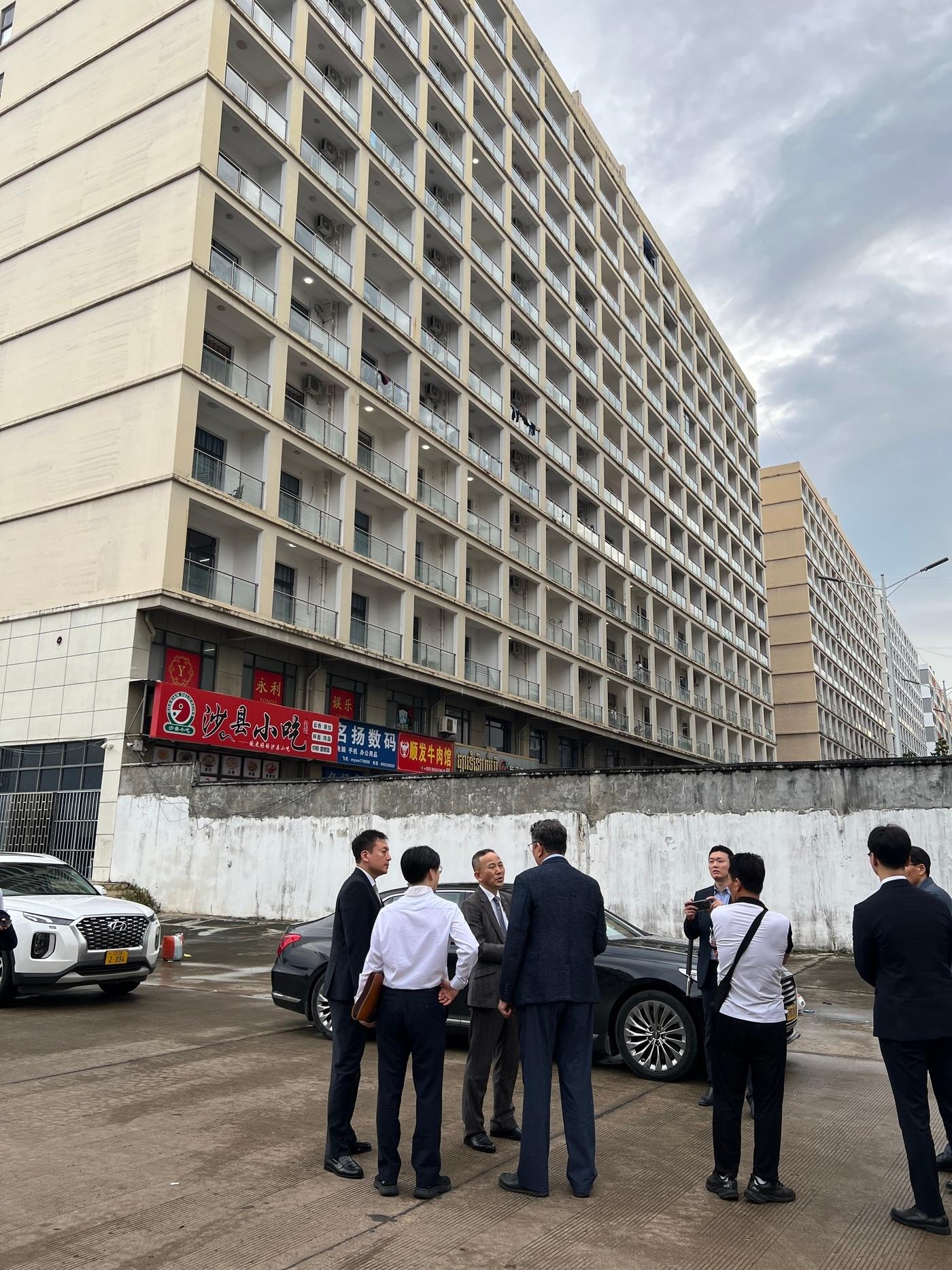 본문 이미지 - 박일 캄보디아 내 재외국민보호 정부대표와 정부합동대응팀이 18일 캄보디아 시하누크빌주에서 현장 점검을 하고 있다.&#40;외교부 제공&#41;