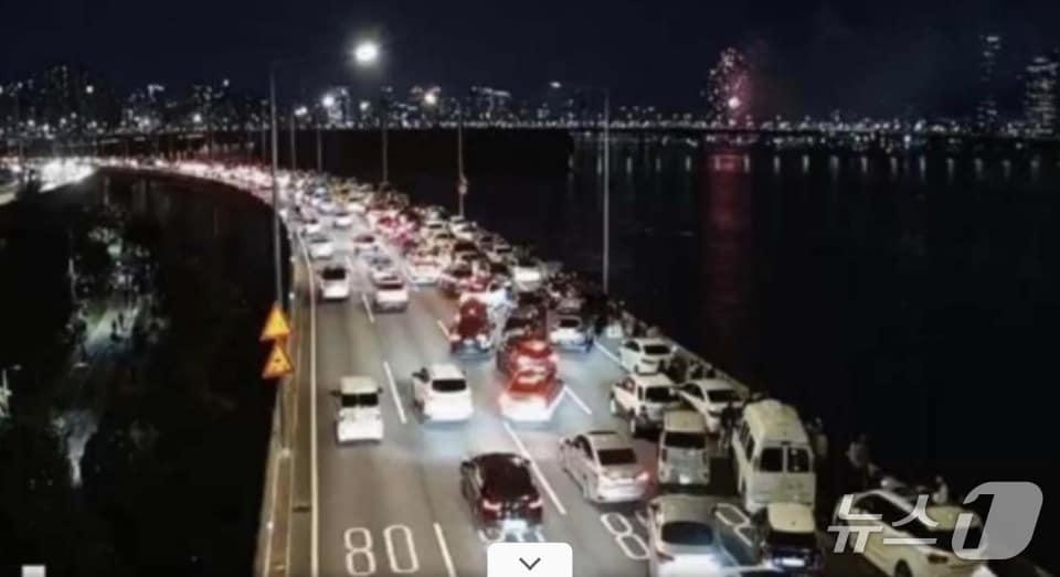 본문 이미지 - 자동차 전용도로에 차량을 불법 주정차한 채 불꽃축제를 관람하고 있는 운전자들 (온라인 커뮤니티 캡처)