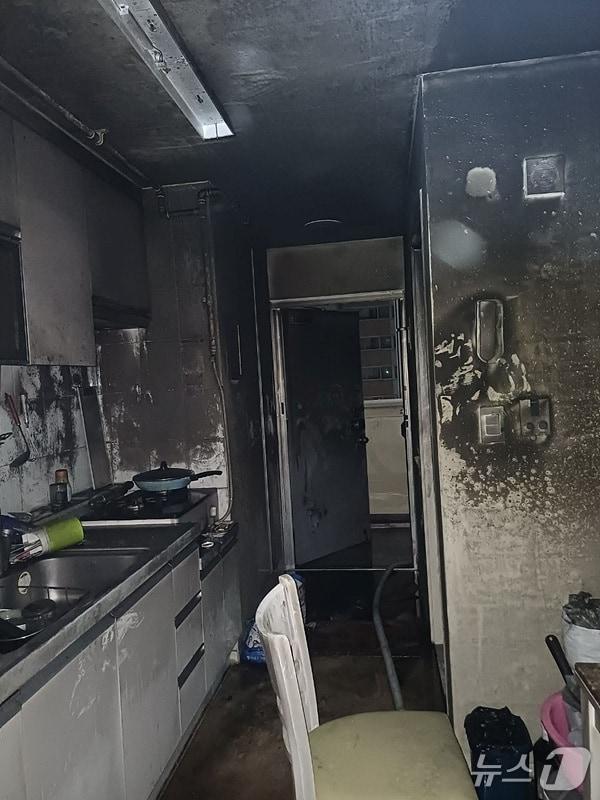 본문 이미지 - 천안 동남구 목천읍 아파트 화재 현장. (천안동남소방서 제공, 재판매 및 DB금지) / 뉴스1 