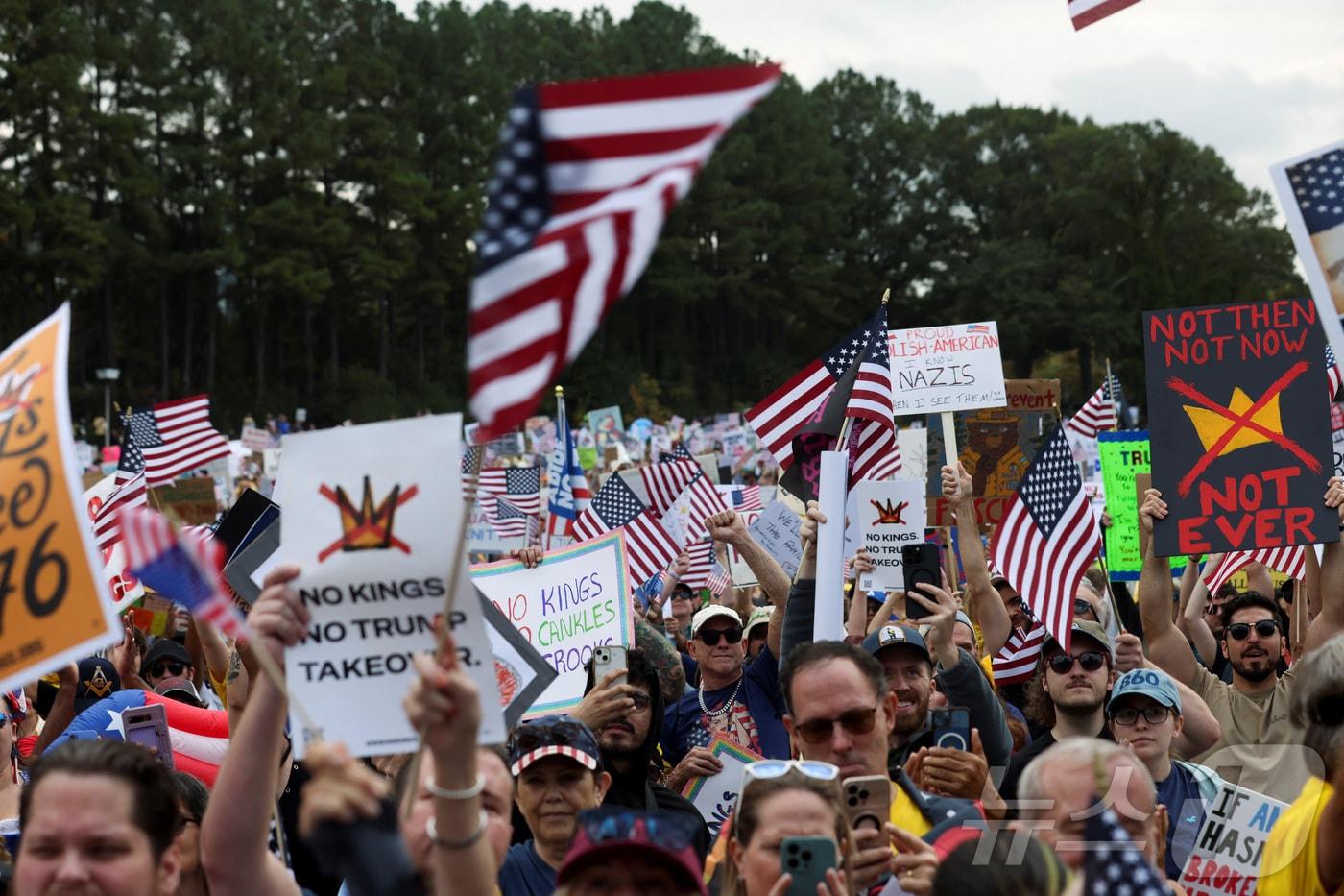 미국 조지아주 애틀랜타의 '노 킹스' 반트럼프 시위. 2025.10.18 ⓒ 로이터=뉴스1 ⓒ News1 이지예 객원기자