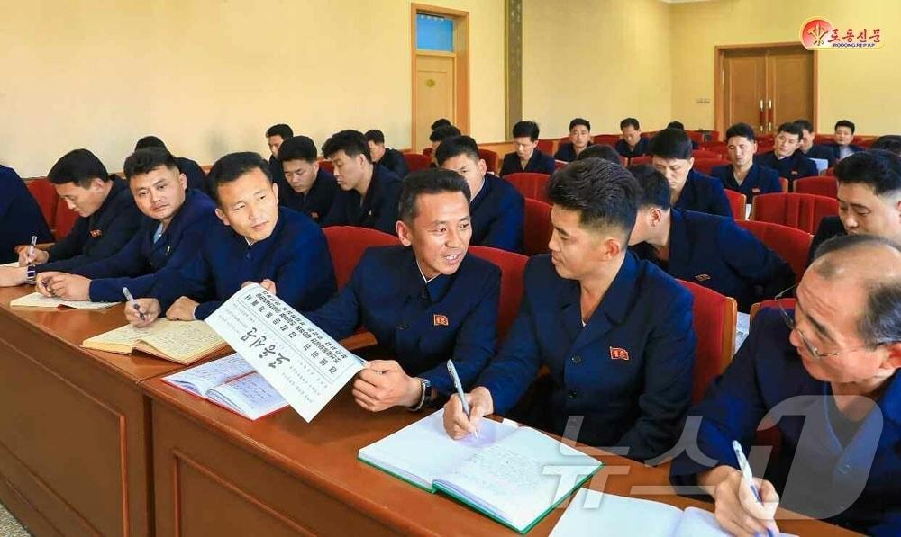 본문 이미지 - (평양 노동신문=뉴스1) = 북한 노동당 기관지 노동신문은 19일 "위원회, 성, 중앙기관 당 조직들에서는 일꾼들과 정무원들이 경애하는 총비서 동지의 역사적인 연설문헌들의 사상과 정신, 진수를 깊이 체득하고 그에 입각하여 적극적인 실행대책을 세워나가도록 하는데 모를 박고 학습조직과 지도를 심화시켜 나가고 있다"라고 보도했다. [국내에서만 사용가능. 재배포 금지. DB 금지. For Use Only in the Republic of Korea. Redistribution Prohibited] rodongphoto@news1.kr