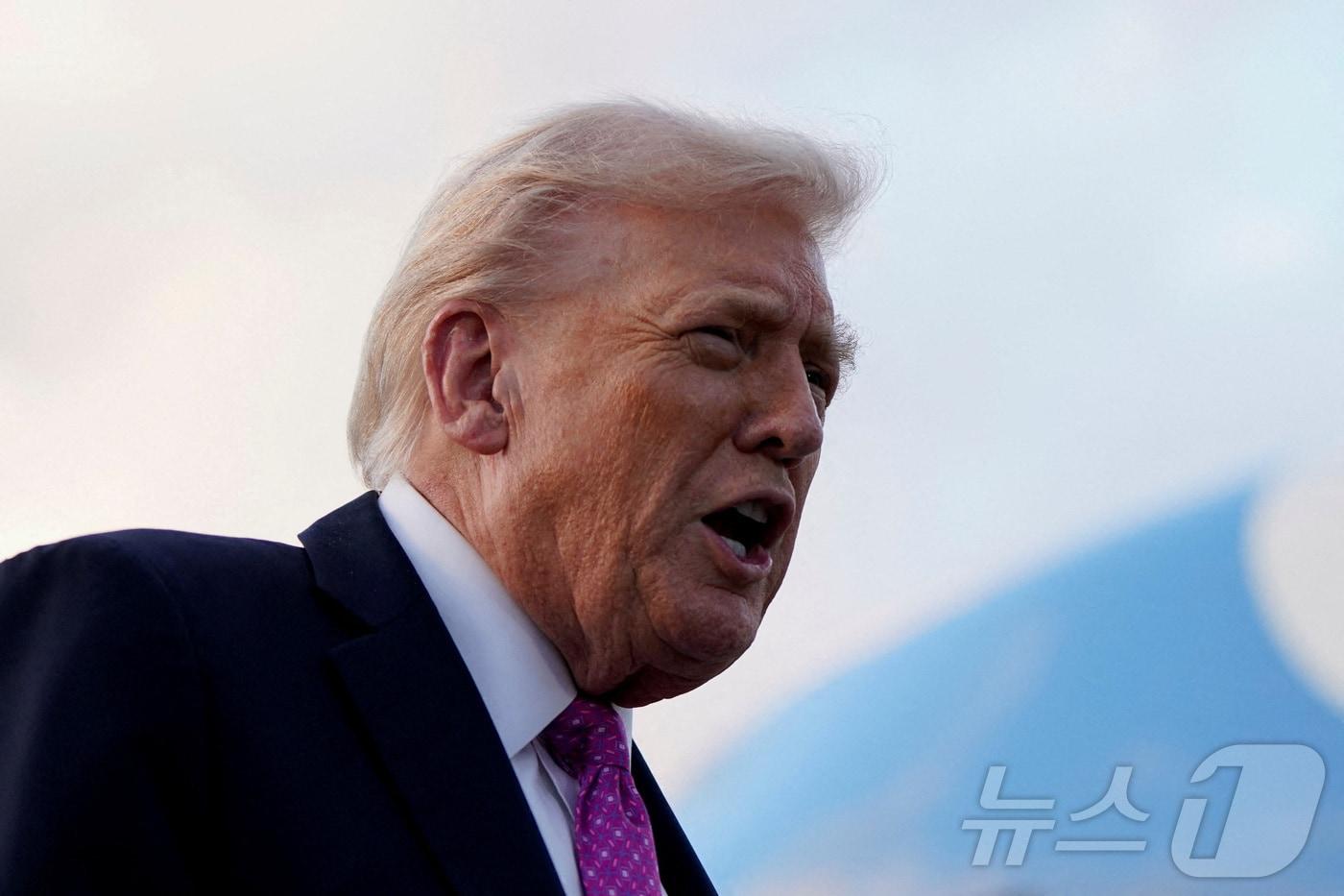 도널드 트럼프 미국 대통령이 지난 17일(현지시간) 플로리다주 웨스트팜비치 소재 팜비치 국제공항에 도착해 기자 질문에 답하고 있다. 트럼프 대통령은 ⓒ 로이터=뉴스1 