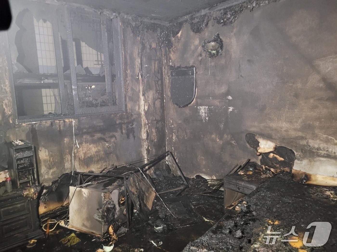 본문 이미지 - 18일 오후 6시 39분쯤 구미 원평동 한 모텔에서 불이나 소방 당국이 진화에 나섰다.(경북소방본부 제공. 재판매 및 DB 금지)2025.10.19/뉴스1