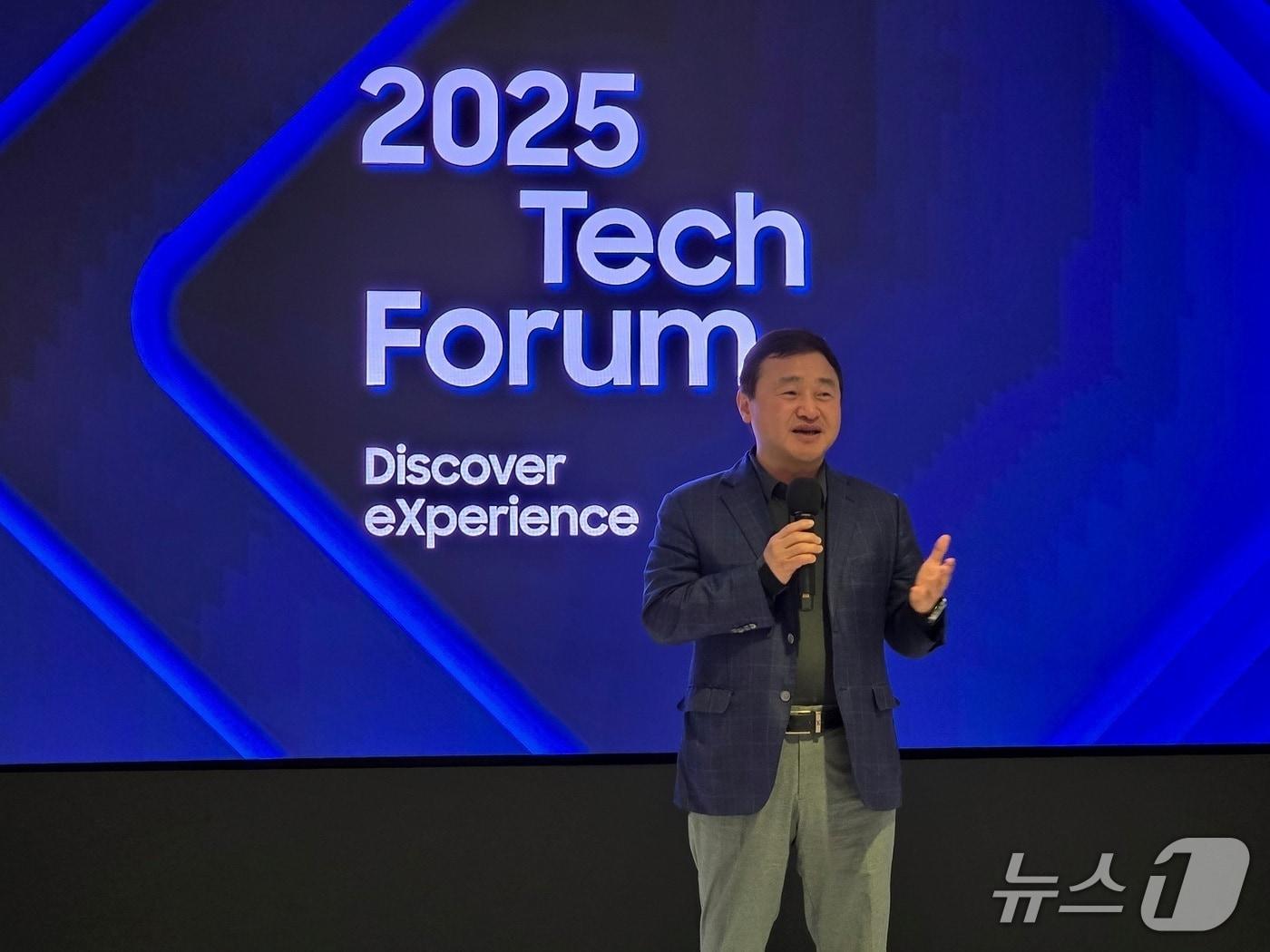 본문 이미지 - 17일(현지시간) 미국 실리콘밸리에서 열린 '2025 테크 포럼'에서 삼성전자 DX부문장 직무대행 노태문 사장이 환영사를 하고 있다. (사진제공 = 삼성전자) 