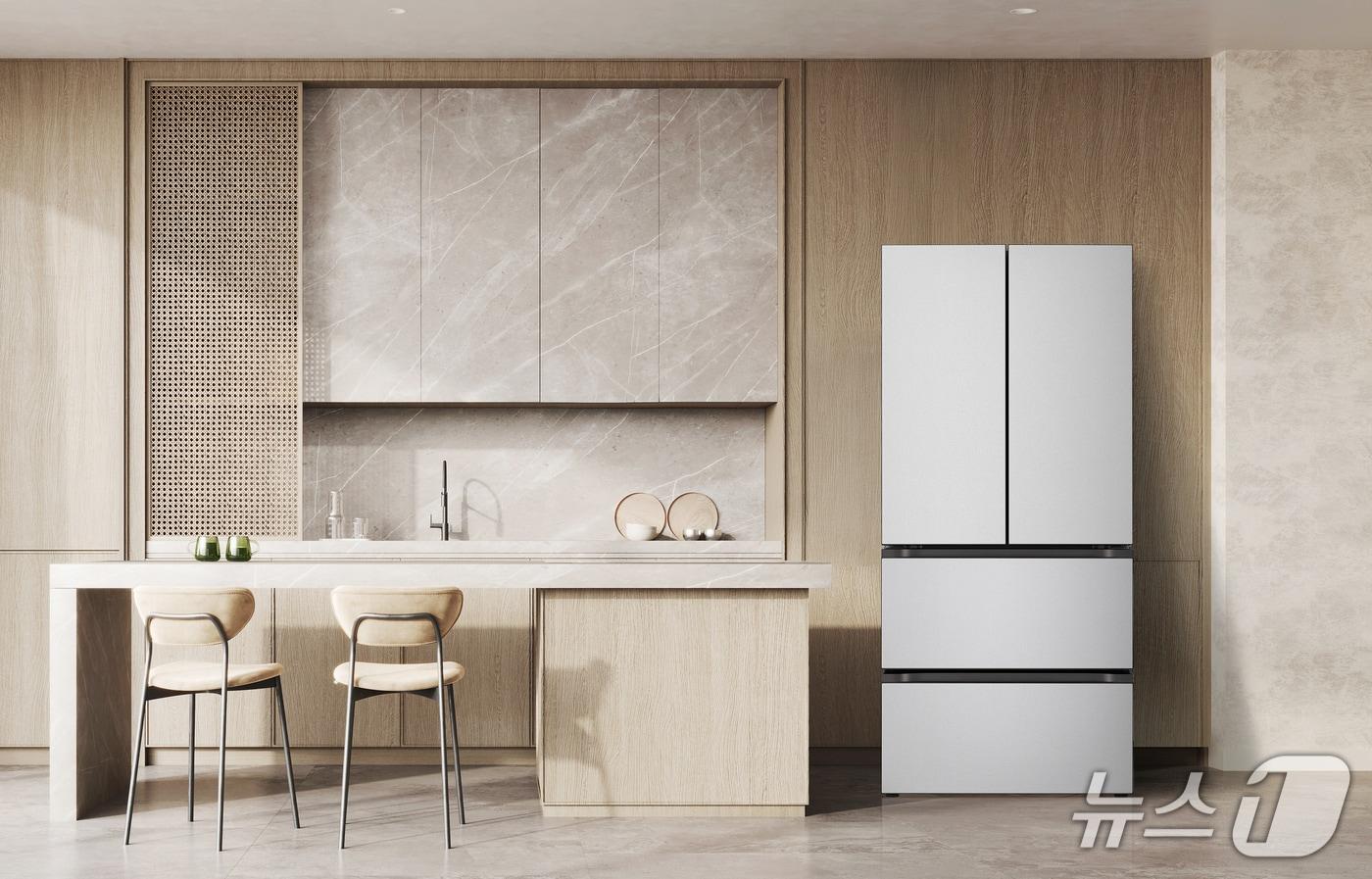 LG전자가 김치냉장고 신제품을 출시했다. LG전자 김치냉장고 신제품이 집 안 공간에 조화롭게 배치된 모습. &#40;사진제공 = LG전자&#41; 