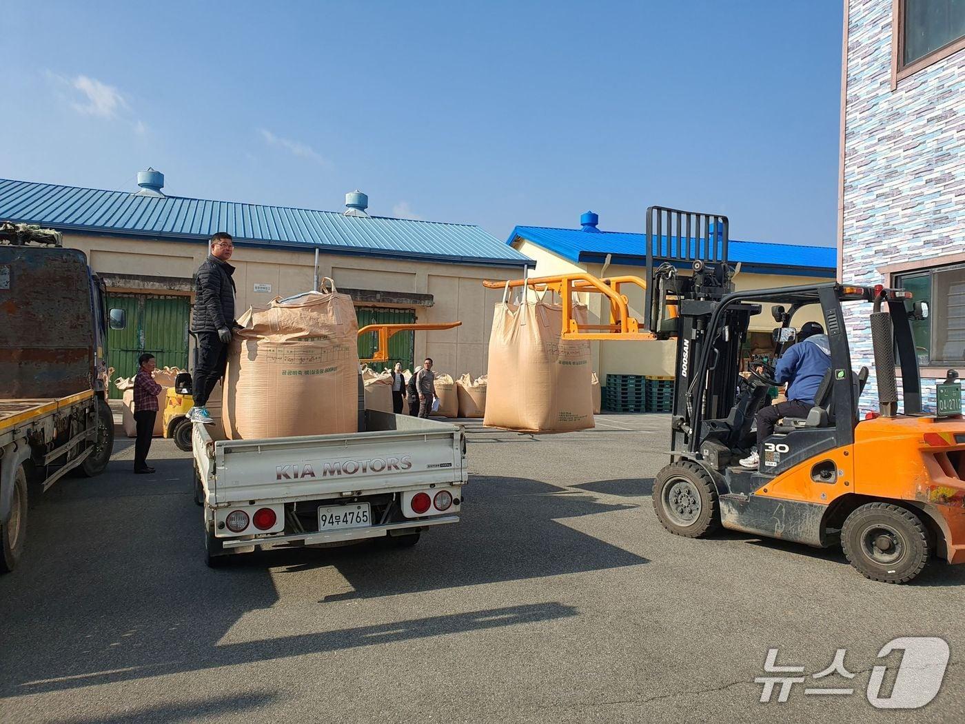 본문 이미지 - 지난해 공공비축매 매입 모습.&#40;전남도 제공. 재판매 및 DB금지&#41; 2025.10.19/뉴스1