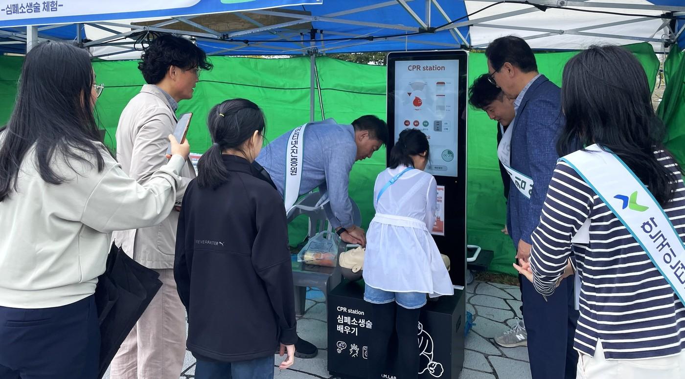 10월 18일&#40;토&#41; 전라남도 나주시 빛가람 호수공원에서 열린 &#39;제11회 빛가람 페스티벌&#39;에서 시민들이 한국인터넷진흥원이 운영한 심폐소생술 체험 부스에 참여하고 있다. &#40;한국인터넷진흥원 제공&#41;