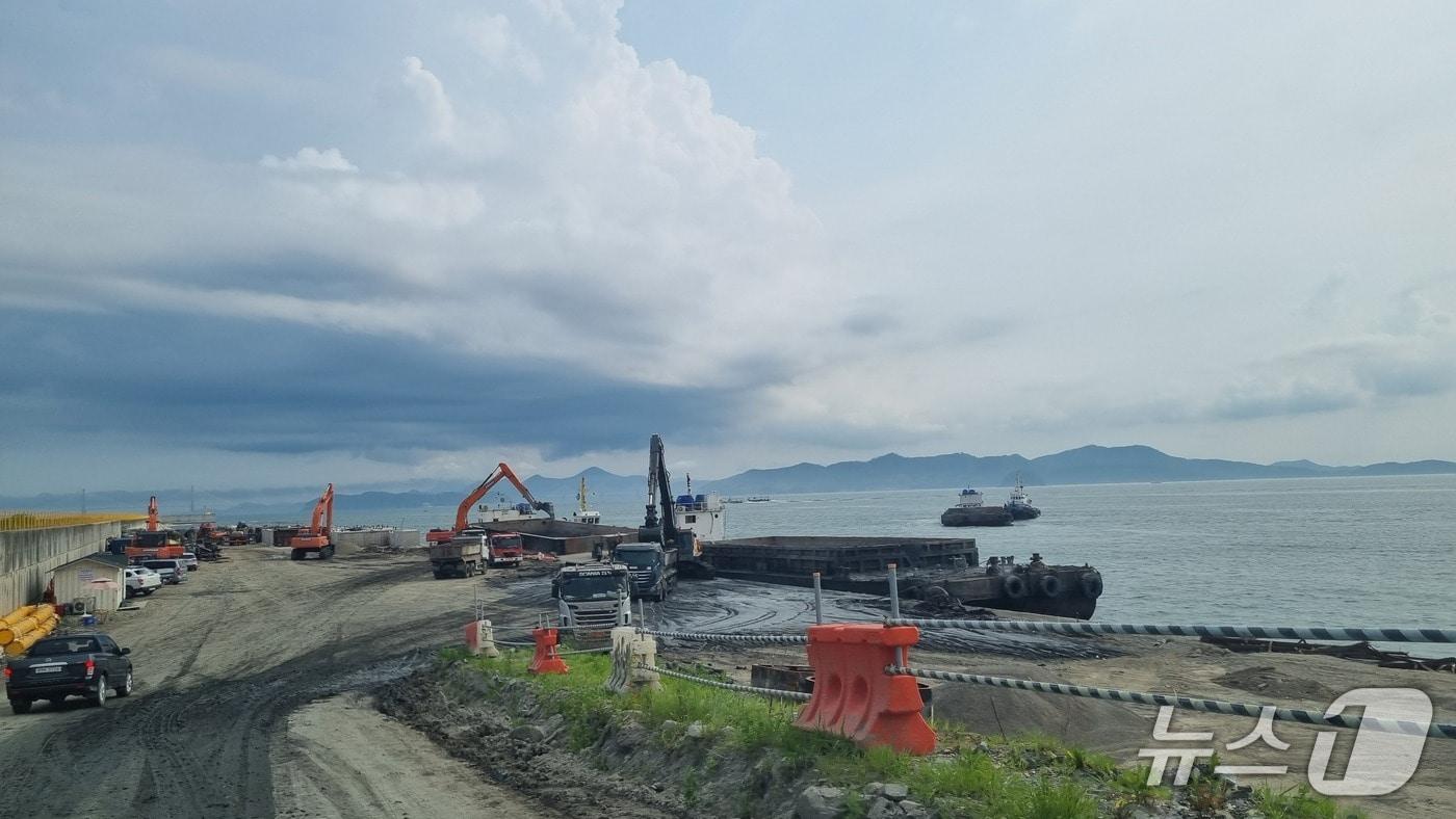 부산 신항만 투기장 건설 현장.(남해해경청 제공)