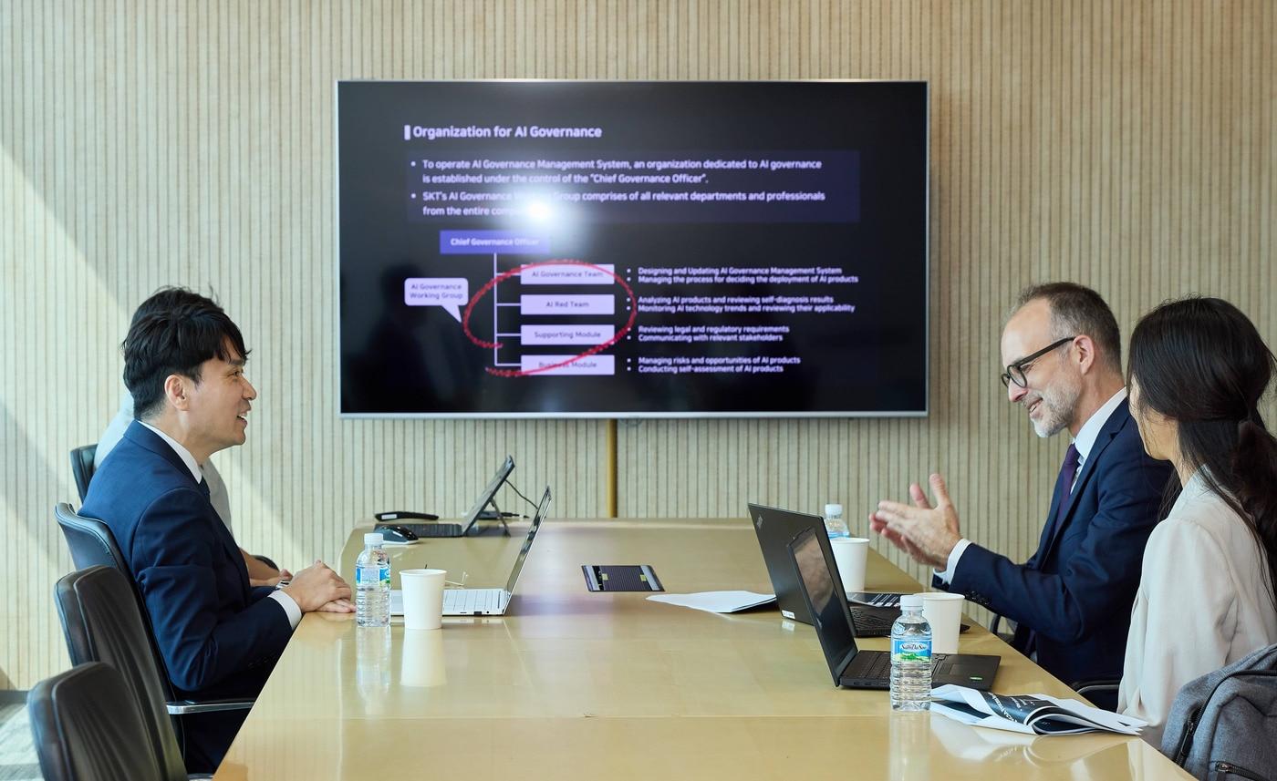 AI 거버넌스 협력 방안을 논의하고 있는 차호범 SK텔레콤 최고제품책임자&#40;CPO&#41;&#40;왼쪽&#41;와 유엔 인권최고대표사무소의 팀 엥겔하르트&#40;Tim Engelhardt&#41; 인권담당관 &#40;SKT 제공&#41;