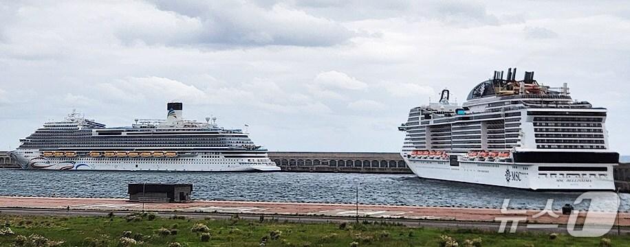 본문 이미지 - 지난 17일 제주 서귀포시 강정항에 입항한 대형 크루즈 2척.(제주특별자치도 제공, 재판매 및 DB 금지)