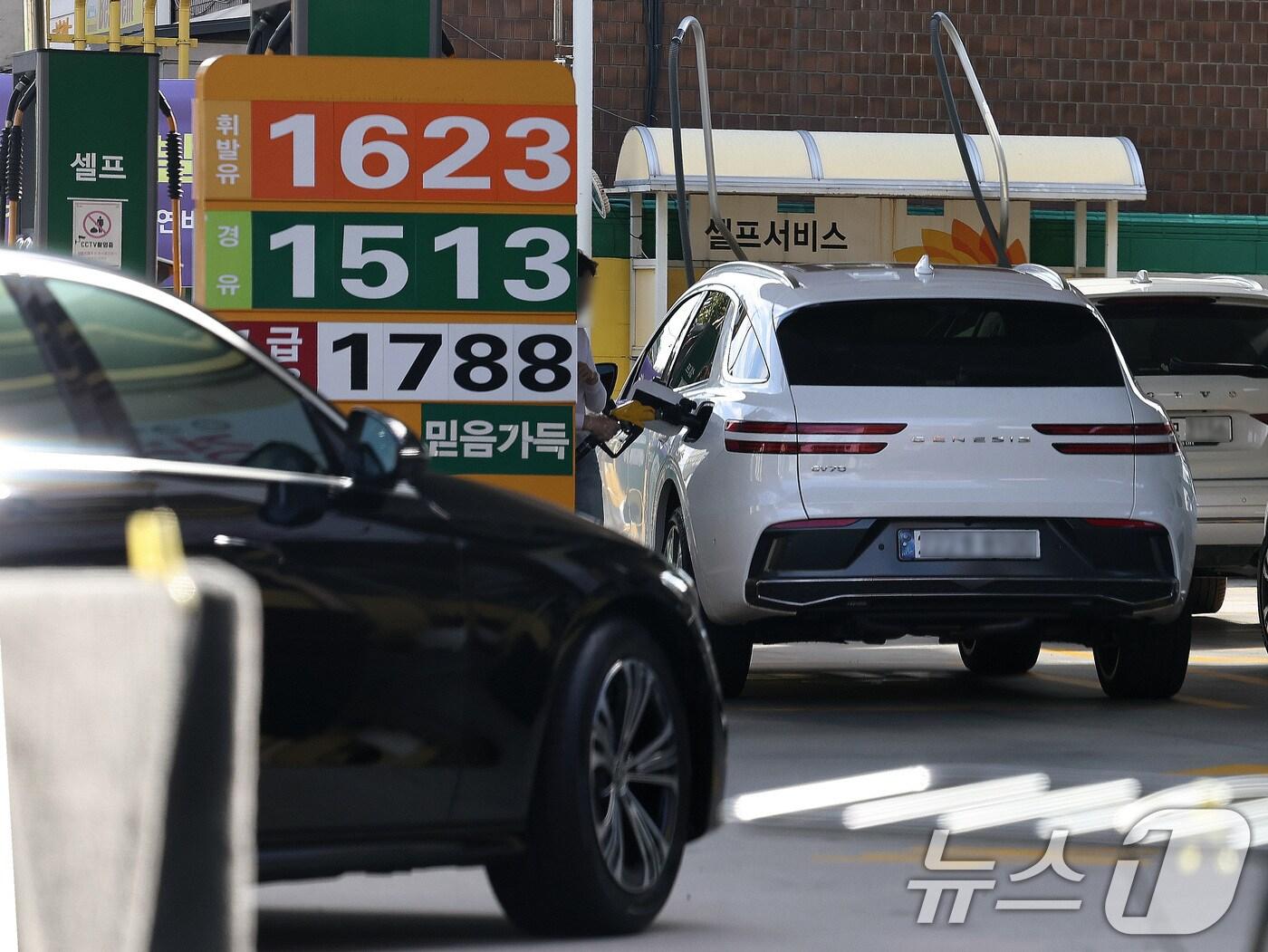본문 이미지 - 19일 서울 시내의 한 주유소에서 시민들이 차량에 기름을 넣고 있다.  2025.10.19/뉴스1 ⓒ News1 구윤성 기자