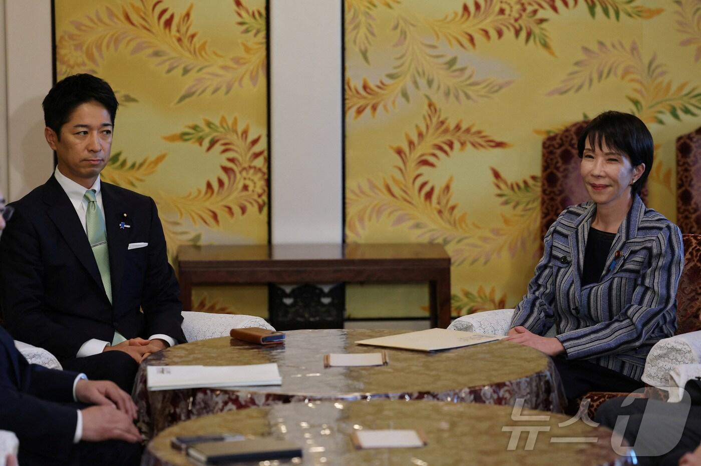 다카이치 사나에 일본 자민당 총재&#40;오른쪽&#41;가 지난 17일 후지타 후미타케 일본유신회 대표와 도쿄 국회의사당에서 회담하고 있다. 2025.10.17 ⓒ 로이터=뉴스1 ⓒ News1 김지완 기자