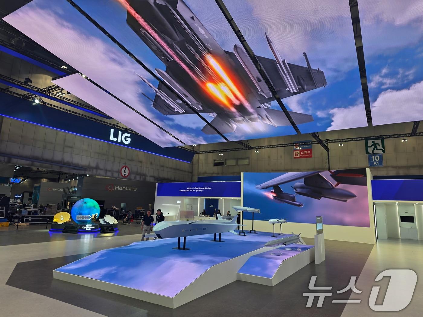 본문 이미지 - 지난달 &#39;ADEX 2025&#39;에 참여한 LIG넥스원 부스에 차세대 항공무장체계가 전시돼 있다. &#40;LIG넥스원 제공. 재판매 및 DB 금지&#41; 2025.10.19/뉴스1