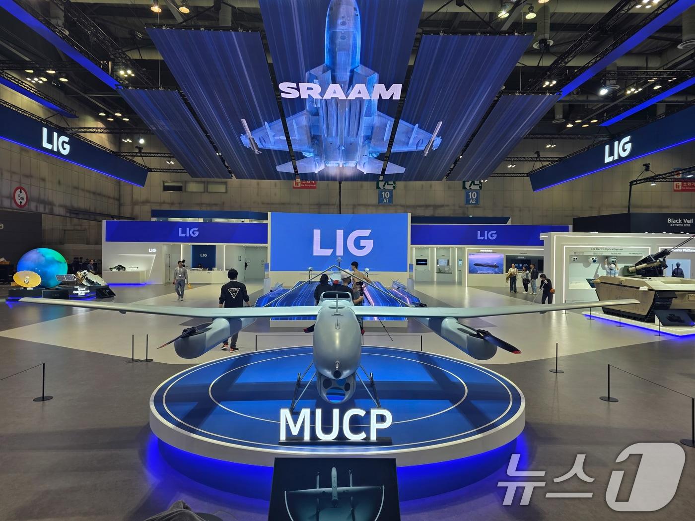 본문 이미지 - ADEX 2025 서울 국제 항공우주 및 방위산업 전시회가 20일 공식 개막했다. 사진은 ADEX 2025 LIG넥스원 부스 전경. 가운데에 중형무인기 공통 플랫폼&#40;MUCP, Medium Unmanned Common Platform&#41;이 전시돼 있다. &#40;LIG넥스원 제공. 재판매 및 DB 금지&#41; 2025.10.19/뉴스1