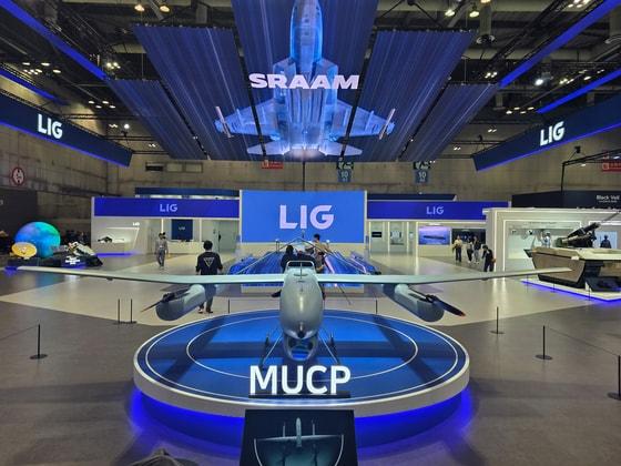 본문 이미지 - ADEX 2025 서울 국제 항공우주 및 방위산업 전시회 LIG넥스원 부스 전경. &#40;LIG넥스원 제공&#41;