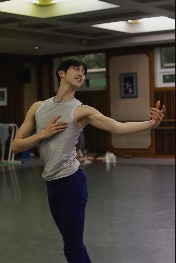 본문 이미지 - 발레리노 전민철ⓒKyoungjin Kim&#40;유니버설발레단 제공&#41;