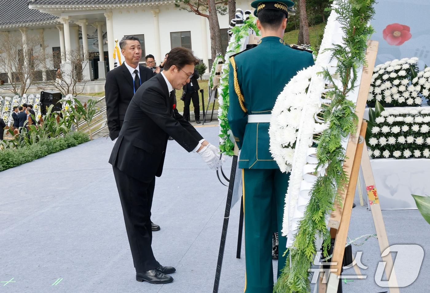 김민석 국무총리가 19일 오전 구례군 지리산역사무화관에서 열린 여수·순천10·19사건 제77주기 합동추모식에서 헌화, 분향을 하고 있다. 2025.10.19/뉴스1 ⓒ News1 김태성 기자