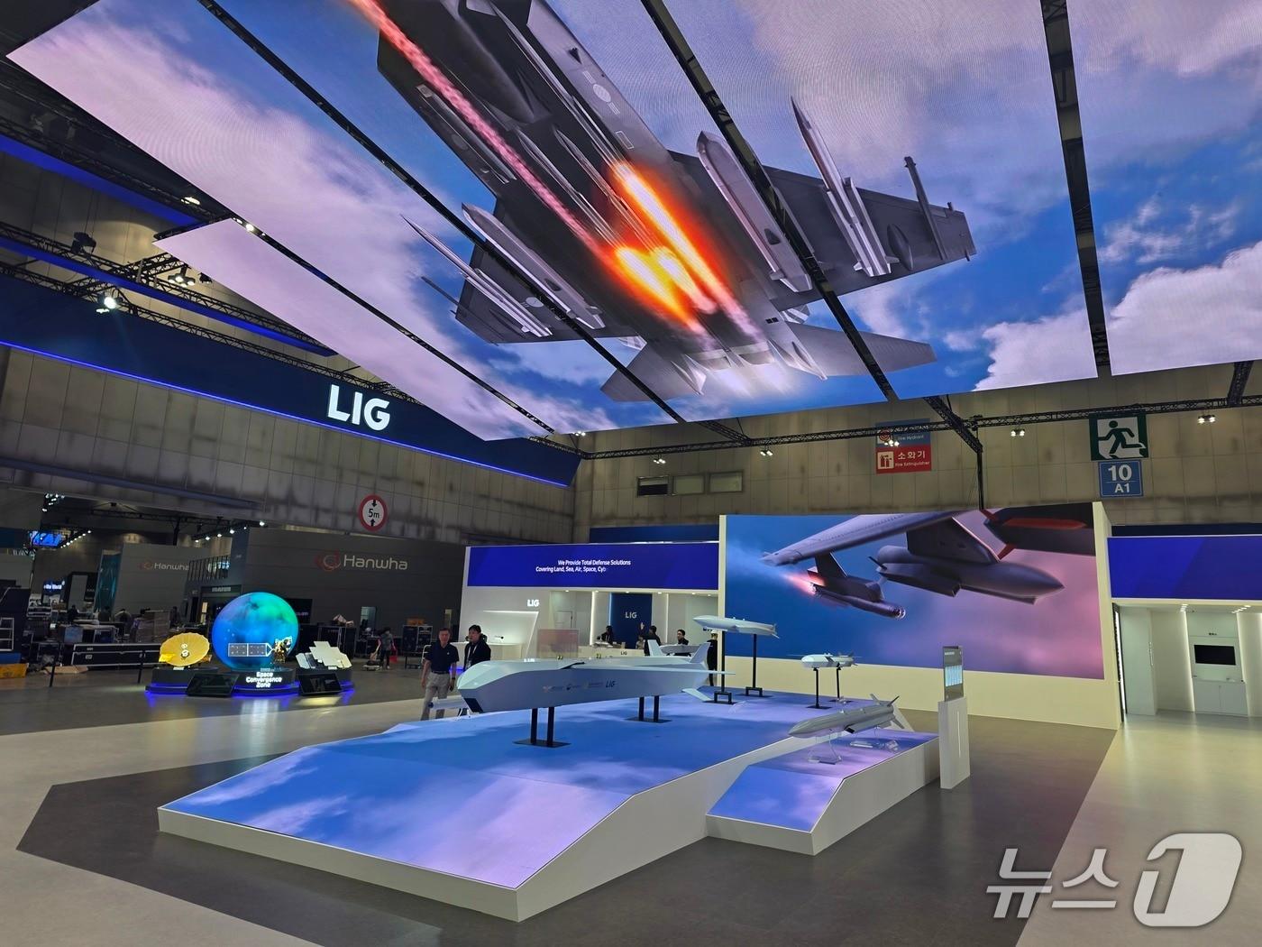 본문 이미지 - ADEX 2025 LIG넥스원 부스에 차세대 항공무장체계가 전시돼 있다&#40;LIG넥스원 제공&#41;