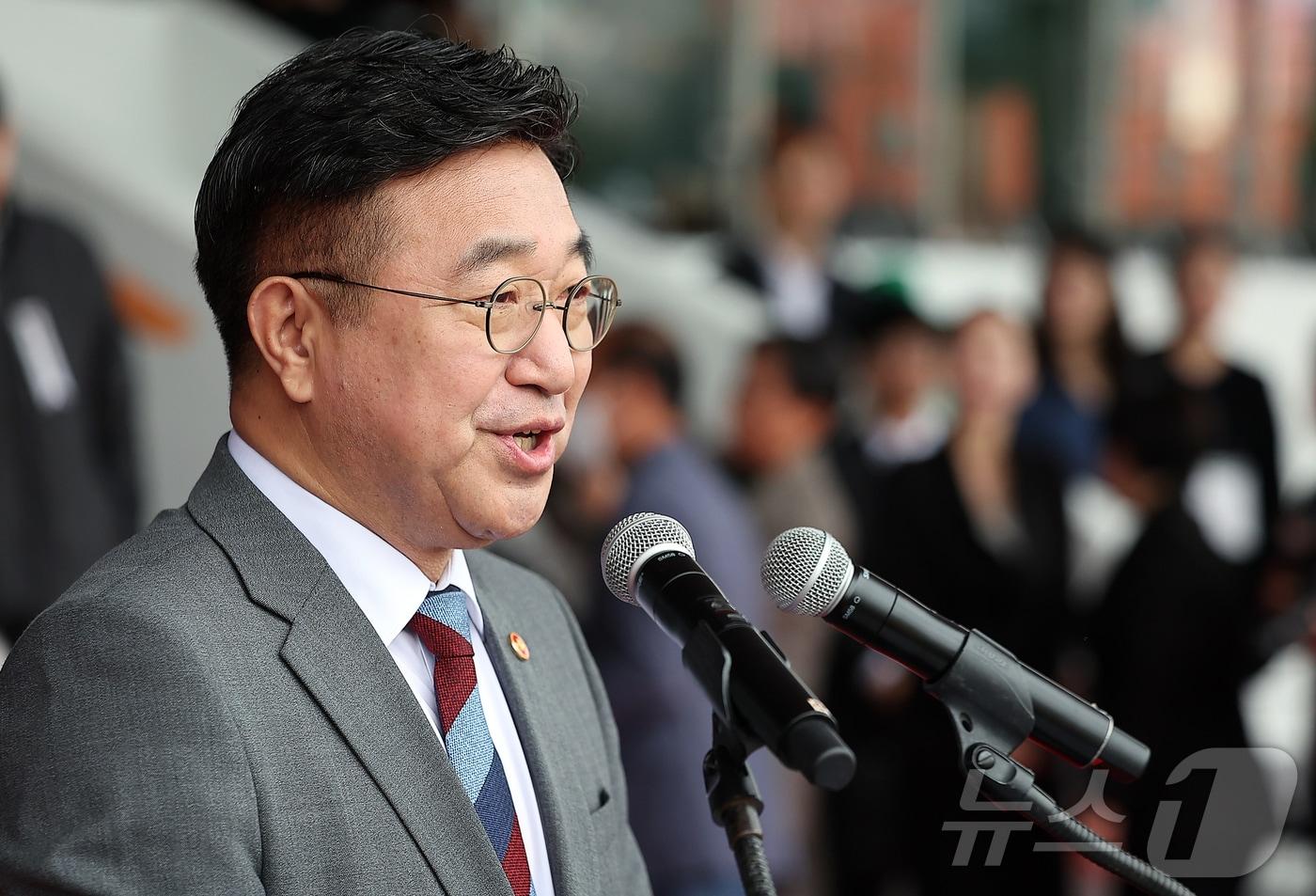 윤호중 행정안전부 장관이 19일 오전 서울 용산구 효창운동장에서 열린 제43회 대통령기 이북도민 체육대회에 참석해 축사를 하고 있다. 2025.10.19/뉴스1 ⓒ News1 김진환 기자