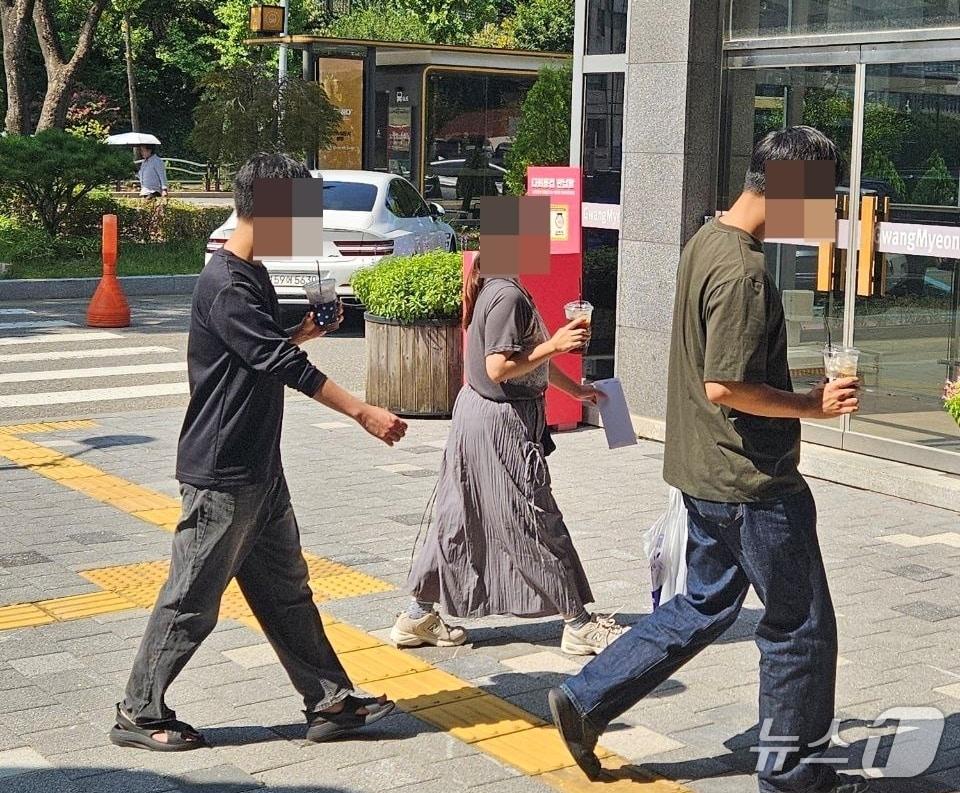 본문 이미지 - 경기지역의 한 지자체 직원들이 1회용 컵을 들고 가는 모습. &#40;경기환경운동연합 제공, 재판매 및 DB금지&#41;