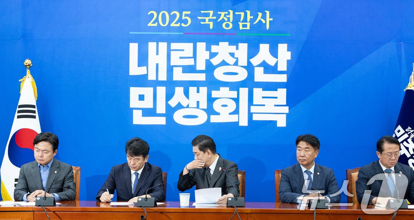 김병기 더불어민주당 원내대표가 19일 서울 여의도 국회에서 열린 국정감사 기자간담회에서 기침하고 있다. 2025.10.19/뉴스1 ⓒ News1 이승배 기자