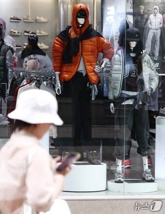 본문 이미지 - 서울 중구 명동 거리 상점에 겨울 외투가 진열돼 있다. 2025.10.19/뉴스1 ⓒ News1 김민지 기자