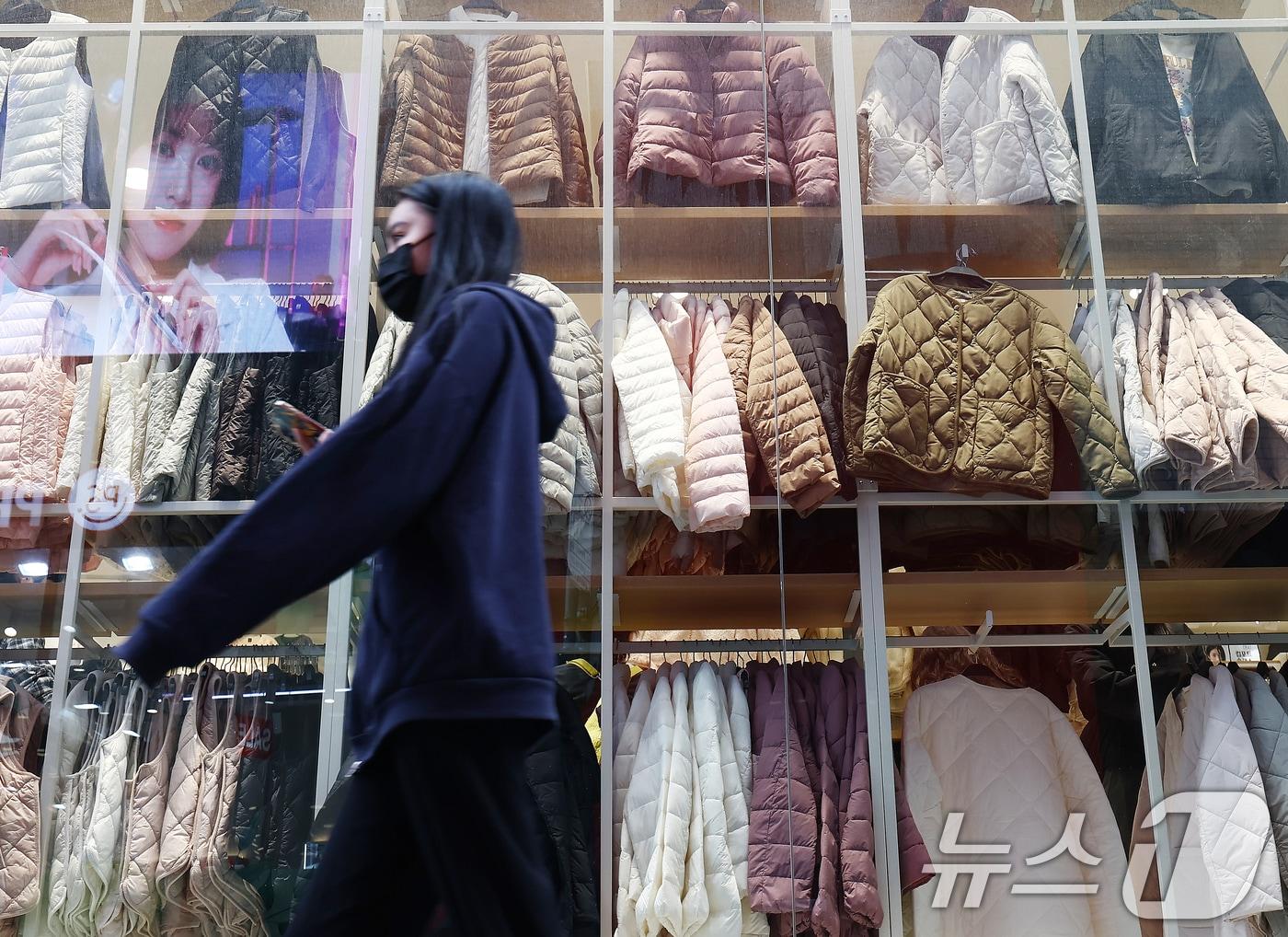 본문 이미지 - 쌀쌀한 날씨를 보인 19일 상점에 겨울 외투가 진열돼 있다. 2025.10.19/뉴스1 ⓒ News1 김민지 기자